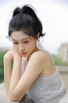 被要求戴着蝴蝶散步