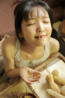 冰块和棉签弄出牛奶(黄)视频